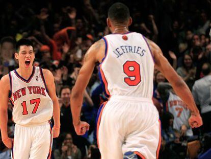 Jeremy Lin celebra una canasta