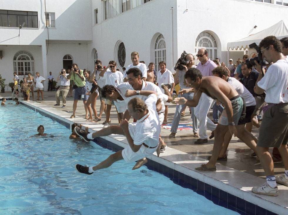 La tripulación del 'Bribón', con Pedro Campos en primer término, lanza a Juan Carlos I a la piscina del Náutico de Palma tras ganar la Copa del Rey en 1993.