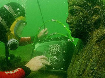 Un buceador registra la posición exacta de una esfinge que representa al padre de Cleopatra, Ptolomeo XII, a través de un GPS subacuático.