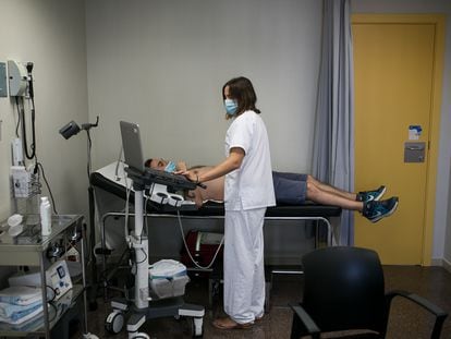 Una doctora realiza una ecografía pulmonar a un paciente, en Madrid.