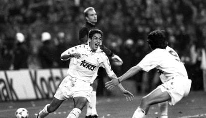 El madridista Raúl festeja su primer gol en Primera División, en la temporada 94/95 y ante el club en el que se formó, el Atlético de Madrid.