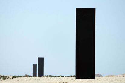 'East-West/West-East', escultura de Richard Serra en el desierto de Dukhan, al oeste de Doha, capital de Catar.