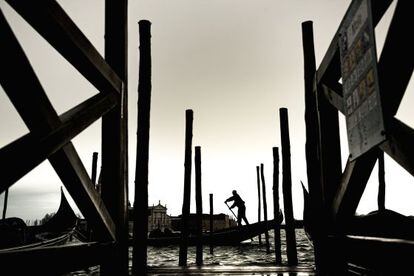 Una de las im&aacute;genes ic&oacute;nicas de Venecia: un gondolero en su g&oacute;ndola, con la laguna al fondo.