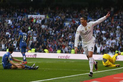 Cristiano Ronaldo del Real Madrid celebra después de anotar el cuarto gol de su equipo superó al portero del Getafe Vicente Guaita.