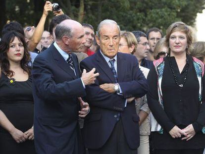 Los exlehendakaris, Carlos Garaikoetxea y Juan José Ibarretxe, en el acto de la Diputación de Gipuzkoa.