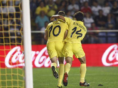 Cani y Trigueros celebran el gol del primero.