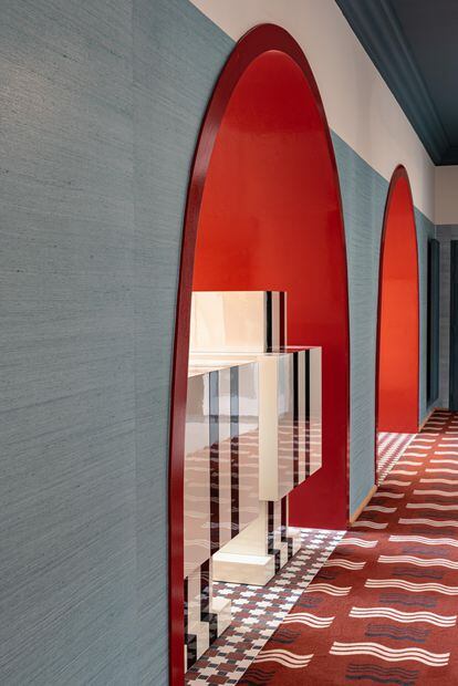 Las líneas curvilíneas y los colores primarios dominantes en la obra de Eileen Gray son un referente en la nueva era del hotel Regina Experimental de Biarritz. 