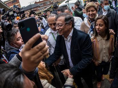 Gustavo Petro saluda a sus seguidores después de emitir su voto, en Bogotá, Colombia.