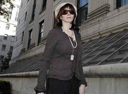 La escritora Laura Albert sale de un juzgado de Manhattan el pasado viernes.