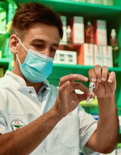 Un farmacéutico muestra el funcionamiento de un autodiagnóstico del covid-19 en Bilbao este miércoles.