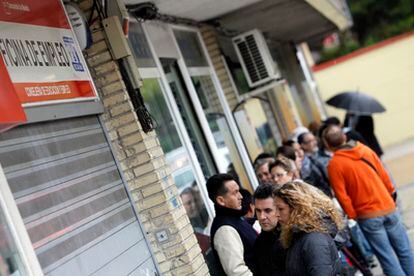 Colas en la entrada de una oficina cerrada de los Servicios Públicos de Empleo de la Comunidad de Madrid.