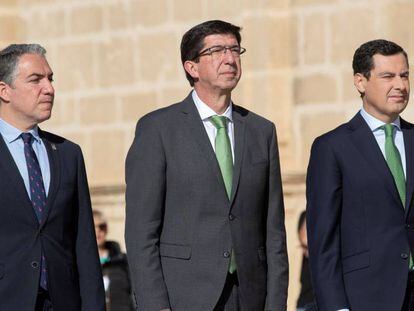 De derecha a izquierda, el presidente de la Junta de Andalucía, Juanma Moreno (PP), el vicepresidente, Juan Marín (Cs), y el consejero de Presidencia, Elías Bendodo, en un acto institucional.