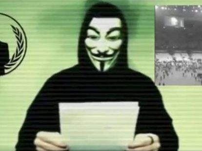 Un hombre con la m&aacute;scara de Anonymous hace un alegato en uno de los v&iacute;deos distribu&iacute;do por el grupo. 
