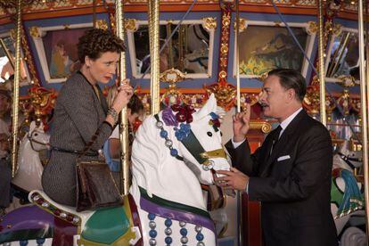 Emma Thompson y Tom Hanks, en un tiovivo en Disneylandia.