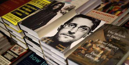 Edward Snowden, retratado en la portada de su libro.