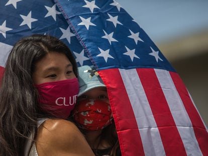 Una mujer participa en el aniversario del 1 de Mayo en el Barrio Chino de Los Ángeles, California en 2021.