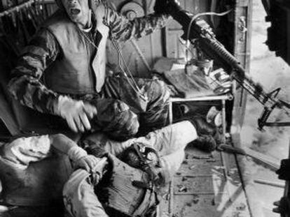 James C. Farley grita ante el cuerpo herido de un compañero en Vietnam.