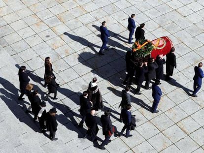 En la imagen, la familia lleva el féretro de Franco. En vídeo, los restos del dictador salen del Valle de los Caídos.