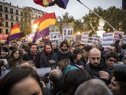 El líder de Podemos junto al de IU, Alberto Garzón, y otros dirigentes, este sábado en la manifestación frente al Supremo.