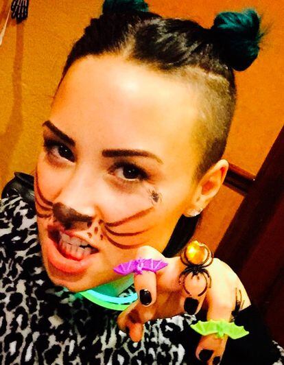 Arañas y murciélagos acompañaban a Demi Lovato en una fiesta pre-Halloween a la que asistió hace unos días.