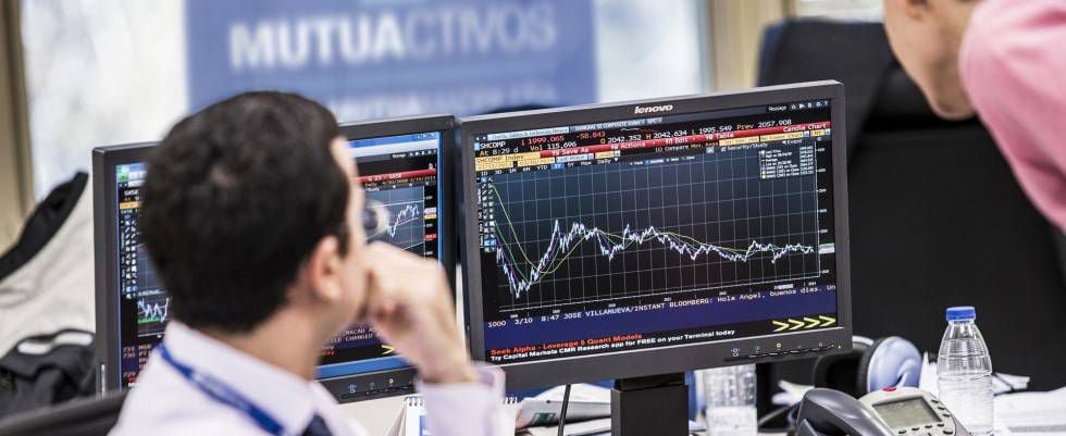 Un gestor de Mutuactivos sigue la evolución de los mercados financieros en un monitor de Bloomberg.