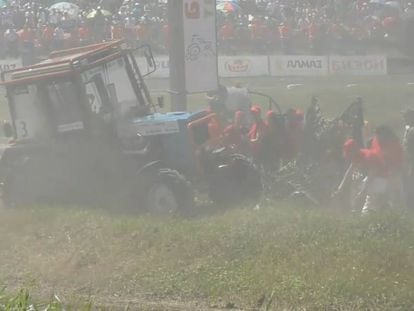 El tractor tras impactar en la zona donde se encontraban varios periodistas.
