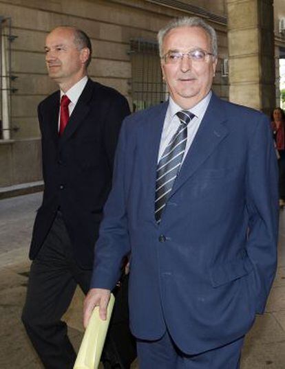 Antonio Fernández junto a su abogado, en los juzgados sevillanos.