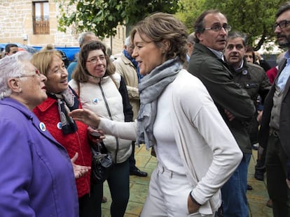 La ministra Isabel Garc&iacute;a Tejerina con el candidato, Alfonso Alonso, el domingo en Samaniego