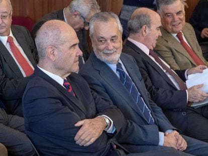 Los expresidentes Manuel Chaves y José Antonio Griñán, durante el juicio en la Audiencia de Sevilla.