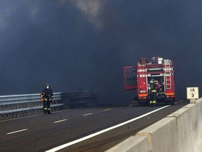 Firefighters work at the scene where a tanker truck exploded on a motorway just outside Bologna, northern Italy, on August 6, 2018.  A tanker truck exploded on a motorway just outside the northern Italian city of Bologna on August 6, engulfing the area with flames and black smoke, the fire service said, with local media reporting one person killed. The explosion occurred near Borgo Paginale to west of the city, very close to Bologna airport, at around 2:00 pm (1200 GMT), the Italian fire service said on Twitter.   / AFP PHOTO / -