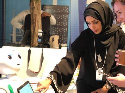 Dos mujeres en el foro de datos que se celebra en Dubái.