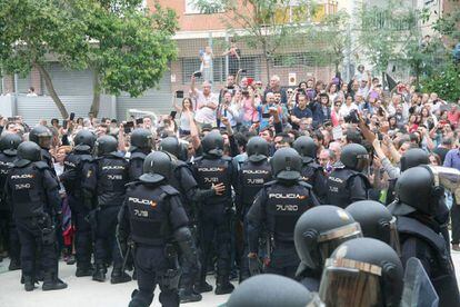 Agentes de la polic&iacute;a nacional forman un cord&oacute;n policial en el IES Tarragona durante la jornada del 1-O en Catalu&ntilde;a.