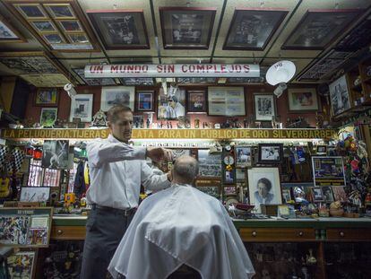 Interior de la barbería Curro, en Sevilla.