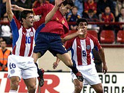Albelda remata de cabeza entre los paraguayos Acuña (izquierda) y Gómez.