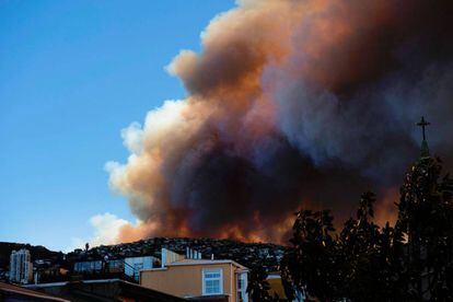 Columna de humo del incendio en Valparaíso.