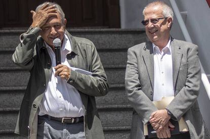 López Obrador junto con Carlos Urzúa, su secretario de Hacienda.