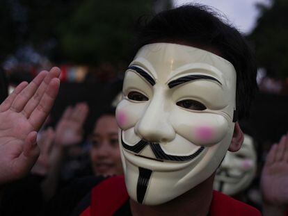 Un manifestante porta una máscara de Anonymous en Kuala Lumpur.