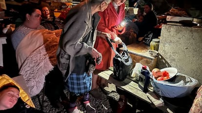 Una foto facilitada el 20 de septiembre por el Defensor de los Derechos Humanos de Nagorno-Karabaj muestra a unos civiles resguardándose en un refugio tras la operación militar azerí en Stepanakert (Nagorno Karabaj).