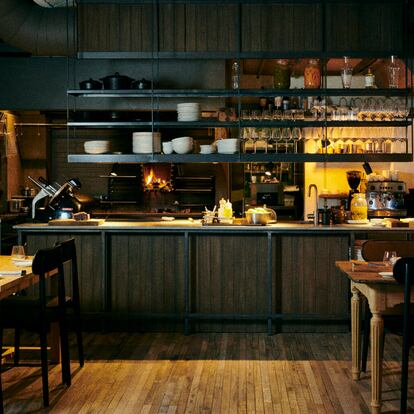El restaurant Brabo, a Barcelona, amb la brasa a la vista.