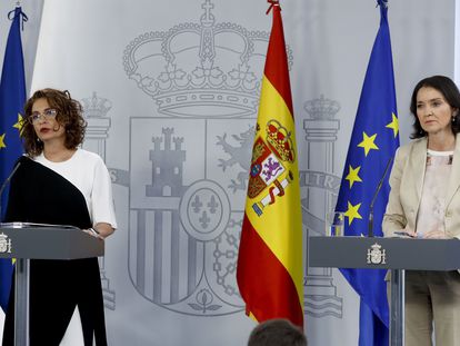 La ministra portavoz, María Jesús Montero (izquierda) y la ministra de Turismo, Reyes Maroto, este martes en la rueda de prensa posterior al Consejo de Ministros.