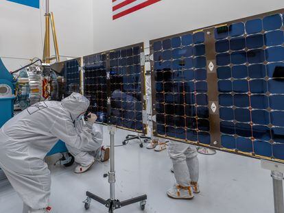 Ingenieros del proyecto revisando el satélite antes del lanzamiento.