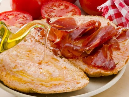 Pan con tomate, jamón y aceite de oliva.