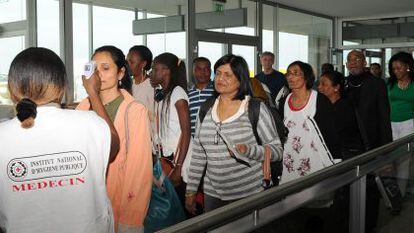 Control médico en el aeropuerto de Abiyán, en Costa de Marfil, para intentar evitar la propagación del virus del ébola.