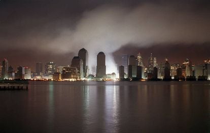 El humo se eleva todavía en esta imagen nocturna de Manhattan del 16 de septiembre, cinco días después del atentado terrorista.