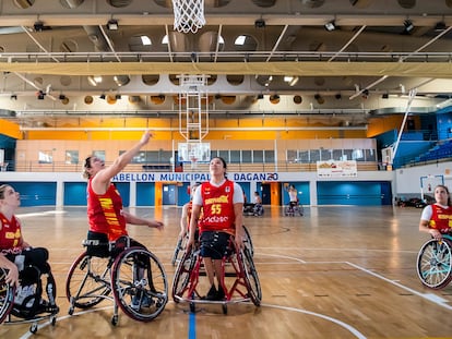 Las jugadoras de la selección de baloncesto de silla de ruedas durante un lance del entrenamiento.