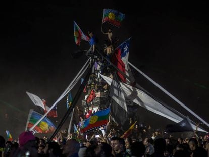 Miles de personas protestan en la plaza Italia.