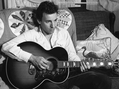 Bruce Springsteen sostiene una guitarra en la casa ranchera de Colt’s Neck, en Nueva Jersey en 1982.