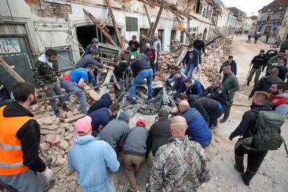 Escombros de un edificio en Petrinja, epicentro del terremoto, este martes.