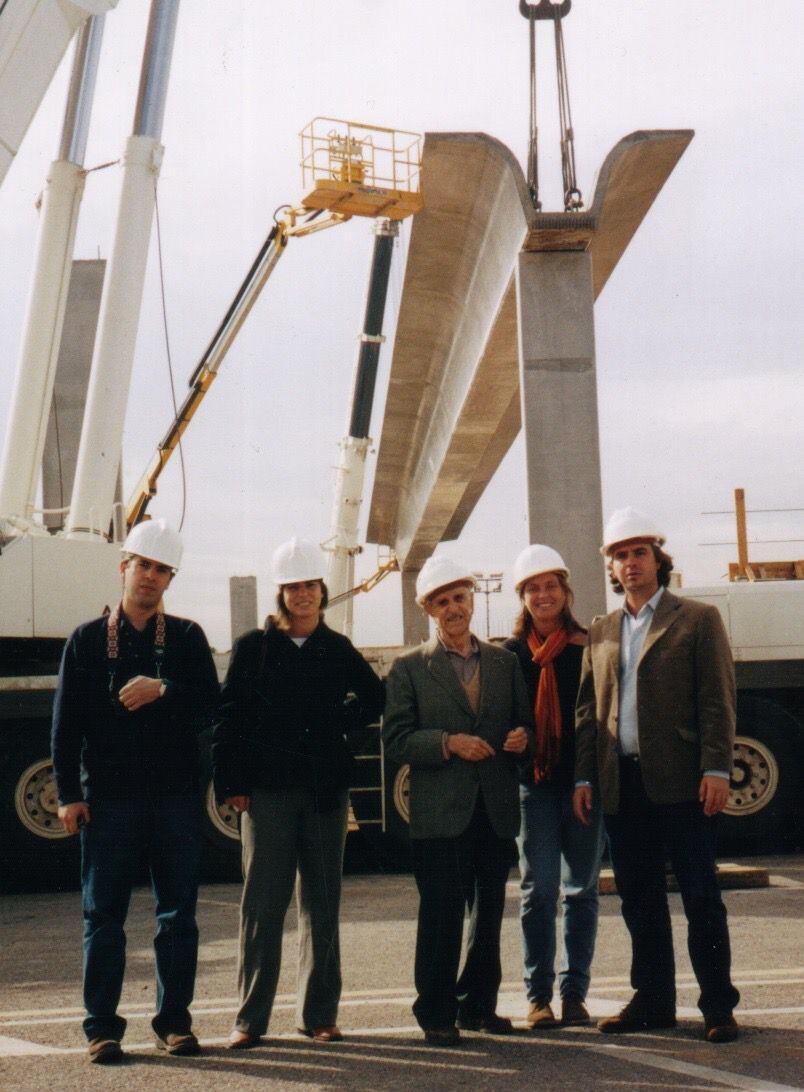 Miguel Fisac, en el centro, junto con los cuatro arquitectos colaboradores en Getafe, en la colocación de la primera viga, en 2004.