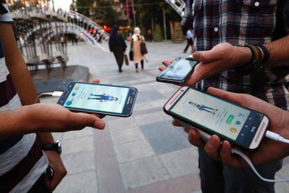 Varios jóvenes iraníes juegan a Pokémon Go en el parque Mellat, en Teherán.